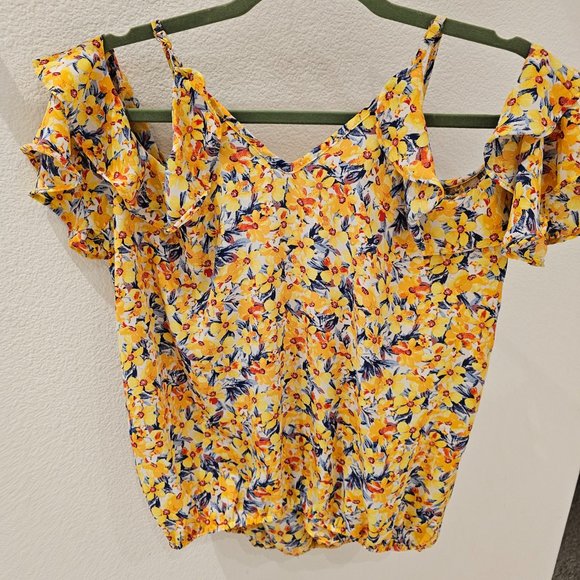 Cold Shoulder flouncy top - Picture 2 of 4